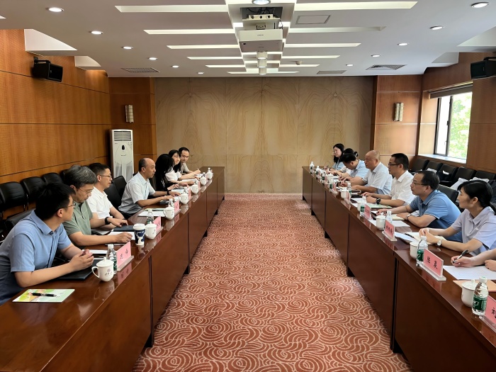 文育锋带队赴清华大学考察交流